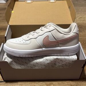Nike Kids Air Force 1 Easy-on Sneakers in Cream and Pink